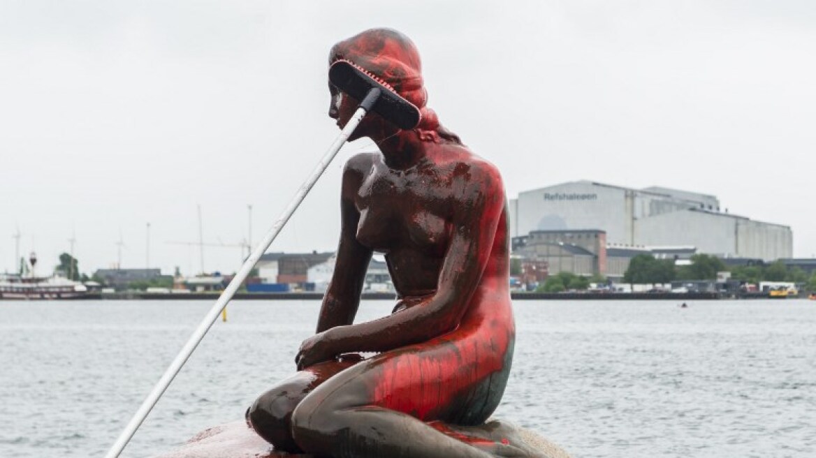 Δανία: Η «ματωμένη Γοργόνα της Κοπεγχάγης» διαμαρτυρία για τις φάλαινες